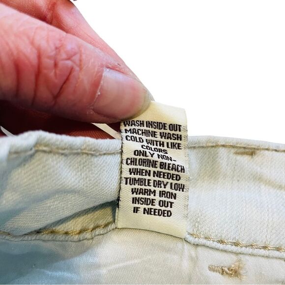 10/$25🦋 Hot Kiss Ultra Light Wash Rhinestone CiCi Denim Cutoff Shorts - Size 1 - Picture 8 of 13